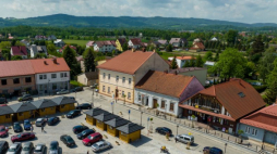 Zakliczyn, 21.05.2022. Na zdjęciu z drona zrewitalizowany rynek w Zakliczynie. Fot. PAP/P. Topolski