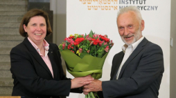 Dyrektor ŻIH Monika Krawczyk (L) oraz nagrodzony, historyk Andrzej Żbikowski (P) podczas gali wręczenia Nagrody im. Marii i Łukasza Hirszowiczów w Żydowskim Instytucie Historycznym w Warszawie. Fot. PAP/P. Supernak