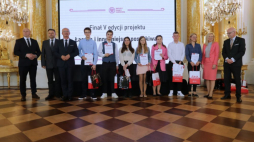 Warszawa, 08.06.2022. Dyrektor Biura Przystanków Historia Łukasz Witek (L), dyrektor Biura Edukacji Narodowej Adam Hlebowicz (2L), zastępca prezesa Instytutu Pamięci Narodowej Krzysztof Szwagrzyk (3L), Mazowiecki Kurator Oświaty Aurelia Michałowska (2P) oraz naczelnik Centralnego Przystanku Historia Tomasz Morawski (P) z uczestnikami finału V edycji projektu edukacyjnego "Łączka i inne miejsca poszukiwań". Fot. PAP/A. Zawada