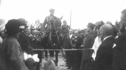 Wkroczenie wojska polskiego na Śląsk – powitanie w Szopienicach. Generał Stanisław Szeptycki przed symbolicznym łańcuchem oddzielającym Śląsk od pozostałych ziem polskich. 20.06.1922. Fot. NAC