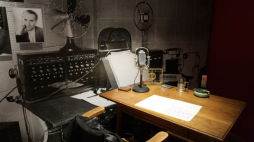 Zainscenizowane studio spikerskie Polskiego Radia na wystawie „Warszawa 1939. Tem się tylko żyje, za co się umiera” w Muzeum Historycznym m.st. Warszawy. 2009 r. Fot. PAP/G. Jakubowski