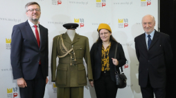 Warszawa, 01.06.2022. Wnuczka generała Stanisława Maczka Karolina Maczek-Skillen (2P), dyrektor Muzeum Historii Polski Robert Kostro (L) i członek rodziny gen. Maczka Jan Kotowicz (P) na konferencji prasowej w Muzeum Historii Polski w Warszawie. Konferencja dot. oryginalnego munduru gen. Maczka, który trafił do zbiorów muzeum. Fot. PAP/P. Supernak