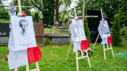 Łódź, 08.06.2022. Uroczystości pogrzebowe ofiar terroru komunistycznego ekshumowanych przez IPN: skazanego na śmierć w sprawie tzw. afery papierniczej Stanisława Dolewskiego oraz dwóch żołnierzy podziemia zbrojnego Mariana Sobolczyka i Jana Majewskiego ps. Śmiały na Cmentarzu Doły. Fot. PAP/G. Michałowski