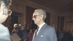 Warszawa 01.1989. W Sali Rady Zamku Królewskiego odbyło się uroczyste wręczenie wyróżnień Zasłużony dla Warszawy. Nz. laureat reżyser teatralny, dyrektor Teatru Ateneum im. Stefana Jaracza w Warszawie Janusz Warmiński. Fot. PAP/T. Prażmowski