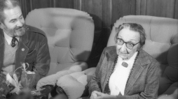 Warszawa 25.10.1990. Lidia Ciołkoszowa, działaczka socjalistyczna, wdowa po jednym z przywódców Polskiej Partii Socjalistycznej Adamie Ciołkoszu, przyjechała do Polski. Została zaproszona na kongres zjednoczeniowy PPS (XXV Kongres PPS), aby potwierdzić ciągłość historyczną partii, jako ostatni żyjący członek przedwojennej Rady Naczelnej PPS. Nz. sekretarz prezydium Rady Naczelnej (RN) PPS Andrzej Malanowski i Ciołkoszowa w saloniku prasowym lotniska Okęcie podczas konferencji prasowej. Fot. PAP/A. Urbanek