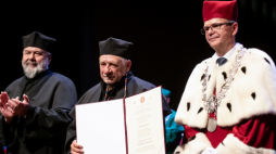 Białystok, 22.06.2022. Malarz prof. dr hab. Leon Tarasewicz (C) podczas uroczystości nadania mu tytułu doktora honoris causa Uniwersytetu w Białymstoku, 22 bm. Obok rektor UwB prof Robert Ciborowski (P) oraz promotor prof. Jerzy Nikitorowicz (L). Fot. PAP/M. Zieliński