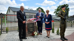 Poświętne (woj. mazowieckie), 14.06.2022. Wicedyrektor Instytutu Pileckiego dr Wojciech Kozłowski (2L), wnuk Jana Kowalskiego Wojciech Kowalski (L) oraz wnuczka Józefy i Józefa Dmochów Grażyna Prostko (2P) podczas odsłonięcia tablicy pamiątkowej w ramach uroczystości z cyklu „Zawołani po imieniu”. Fot. PAP/P. Piątkowski