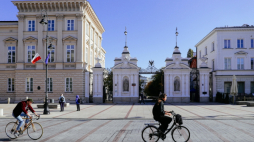 Warszawa, 10.10.2021. Brama Uniwersytetu Warszawskiego. Fot. PAP/A. Zawada