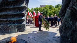 rezydent RP Andrzej Duda (P) złożył kwiaty przed Pomnikiem Powstańców Śląskich w Parku Powstańców Śląskich w Katowicach. Fot. PAP/T. Wiktor