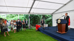 Ambasador USA w Polsce Mark Brzezinski (P) podczas obchodów Dnia Niepodległości Stanów Zjednoczonych. Warszawa, 30.06.2022. Fot. PAP/R. Pietruszka