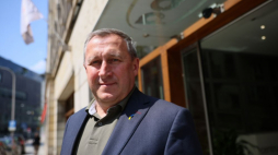 Ambasador Ukrainy w Polsce Andrij Deszczyca przed siedzibą Polskiej Agencji Prasowej w Warszawie. Fot. PAP/L. Szymański