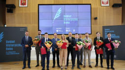 Warszawa, 14.06.2022. Prezes IPN Karol Nawrocki (6P), laureat I nagrody w kategorii prac magisterskich w konkursie im. Władysława Pobóg-Malinowskiego Piotr Greszta (3L), wiceminister edukacji i nauki Dariusz Piontkowski (L) i laureat I nagrody w konkursie im. Władysława Pobóg-Malinowskiego za Najlepszy Debiut Historyczny Roku, w zakresie historii najnowszej za rok 2021 Oleksandr Avramchuk (4P) na ceremonii wręczenia nagrody. Fot. PAP/L. Szymański