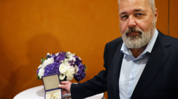 Dmitrij Muratow sprzedał swój noblowski medal za 103,5 mln dolarów, aby pomóc dzieciom z Ukrainy. Fot. PAP/EPA