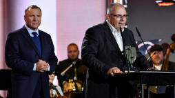 Prezes TVP Jacek Kurski (L) i reżyser Jacek Raginis-Królikiewicz (P) podczas gali zakończenia XXI Festiwalu Teatru Polskiego Radia i Teatru Telewizji Polskiej "Dwa Teatry". Fot. PAP/W. Jargiło