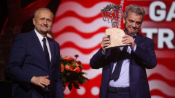 Filolog polski, tłumacz Silvano De Fanti (P) odebrał z rąk dyrektora Instytutu Książki Dariusza Jaworskiego (L) nagrodę Transatlantyk za rok 2022 dla wybitnego promotora literatury polskiej za granicą. Fot. PAP/Ł. Gągulski