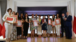 Wicepremier, minister kultury i dziedzictwa narodowego Piotr Gliński (P) z laureatami nagród i wyróżnień dla wolontariuszy podczas otwarcia IV Forum Wolontariatu w Belwederze w Warszawie. Fot. PAP/M. Obara