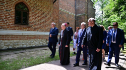 Wicepremier, minister kultury i dziedzictwa narodowego Piotr Gliński (5L), metropolita krakowski abp Marek Jędraszewski (2L), minister infrastruktury Andrzej Adamczyk (L) po zakończeniu mszy świętej, sprawowanej w kościele pw. Podwyższenia Krzyża Świętego w Luborzycy z okazji 800. rocznicy powstania parafii. Fot. PAP/Art Service 2