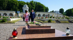 Lwów, Ukraina, 29.06.2022. Wicepremier, minister kultury i dziedzictwa narodowego Piotr Gliński (P) i Konsul Generalna RP we Lwowie Eliza Dzwonkiewicz (L) przy Grobie Nieznanego Żołnierza na Cmentarzu Orląt Lwowskich. Fot. PAP/K. Sało