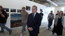 Wicepremier, minister kultury i dziedzictwa narodowego Piotr Gliński (C), dyrektor Fotofestiwalu Krzysztof Candrowicz (2L) oraz kuratorka Sophia Sadovskaya (P) podczas wizyty na Międzynarodowej Wystawie Fotografii Fotofestiwal 2022 w kompleksie OFF Piotrkowska w Łodzi. Fot. PAP/G. Michałowski