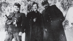 Partyzanci „Żandarmerii” PPAN. Od lewej: Mieczysław Rembiasz „Orlik”, ks. Władysław Gurgacz „Sem”, Stanisław Pióro „Emir”. Zima 1948/1949 r. Fot. Tadeusz Ryba (ze zbiorów IPN)