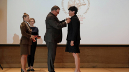 Szef Urzędu do Spraw Kombatantów i Osób Represjonowanych Jan Józef Kasprzyk (C-L) odznaczył Dorotę Rokitę (C-P) na spotkaniu nauczycieli, opiekunów i organizatorów XV edycji Ogólnopolskiej Olimpiady Przedmiotowej im. mjr. Marka Gajewskiego. Fot. PAP/M. Marek