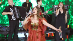 Wokalistka Karolina Lizer (C) podczas koncertu „Premiery” 59. Krajowego Festiwalu Piosenki Polskiej w Opolu. 18.06.2022. Fot.  PAP/K. Świderski