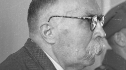 Kazimierz Pużak podczas politycznego procesu pokazowego działaczy Polskiej Partii Socjalistycznej Wolność Równość Niepodległość przed Rejonowym Sądem Wojskowym w Warszawie. 1948 r. Fot. PAP/CAF