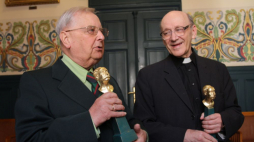 Prof. Aleksander Krawczuk (L) i ks. prof. Michał Heller (P). Fot. PAP/J. Bednarczyk