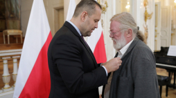 Prezes Instytutu Pamięci Narodowej Karol Nawrocki (L) i działacz opozycji w czasach PRL Leszek Sawicki (P) podczas uroczystości wręczenia Krzyży Wolności i Solidarności w Pałacu na Wyspie w Łazienkach Królewskich w Warszawie. Fot. PAP/A. Zawada