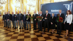 Prezes IPN Karol Nawrocki (4P), szefowa Kancelarii Sejmu Agnieszka Kaczmarska (P) i doradca prezydenta RP Andrzeja Dudy Barbara Fedyszak-Radziejowska (3P) oraz laureaci podczas uroczystości wręczenia nagród IPN „Kustosz Pamięci Narodowej". Warszawa, 02.06.2022. Fot. PAP/A. Zawada