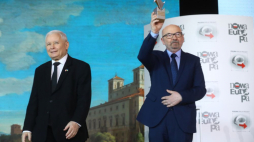 Laureat Nagrody im. Prezydenta RP Lecha Kaczyńskiego prof. Ryszard Legutko (P) i wicepremier, prezes PiS Jarosław Kaczyński (L) na XII Kongresie Polska Wielki Projekt. Fot. PAP/R. Guz