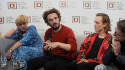Reżyser Paweł Maślona (2L), producentka z Aurum Film Aneta Hickinbotham (L) oraz aktor Bartosz Bielenia (2P) podczas spotkania prasowego dot. filmu „Kos”. Fot. PAP/R. Guz