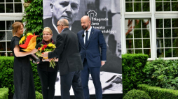 Dyrektor wykonawczy Stowarzyszenia "Memoriał" Elena Żemkowa (2L), członkini zarządu stowarzyszenia Aleksandra Poliwanowa (L) , prezydent Wrocławia Jacek Sutryk (P) i dyrektor Ossolineum Adolf Juzwenko (2P) podczas uroczystości wręczenia Nagrody Jana Nowaka-Jeziorańskiego dla Stowarzyszenia „Memoriał” w siedzibie Zakładu Narodowego im. Ossolińskich we Wrocławiu. Fot. PAP/M. Kulczyński