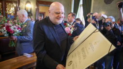 Kraków, 14.06.2022. Rysownik Andrzej Mleczko na sesji rady miasta Krakowa. Podczas sesji rysownik otrzymał tytuł honorowego obywatela Krakowa. Fot. PAP/Ł. Gągulski
