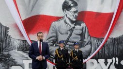 Myszków (woj. śląskie), 13.06.2022. Premier Mateusz Morawiecki (L) podczas uroczystości odsłonięcia muralu kapitana Jerzego Kurpińskiego ps. Ponury w MOSiR Myszków. Fot. PAP/T. Wiktor