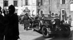 Prezydent RP Ignacy Mościcki w samochodzie marki Cadillac przed wyjazdem do Spały. 1931 r. Fot. NAC