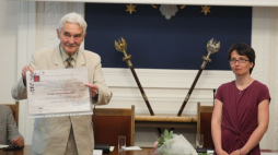 Warszawa, 25.06.2022. Laureatka nagrody Joanna Bocheńska (P) i przewodniczący kapituły Stanisław Rakusa-Suszczewski (L) podczas uroczystości wręczenia Nagrody im. Benedykta Polaka w Pałacu Kazimierzowskim w Warszawie. Fot. PAP/P. Supernak 