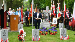 Niagara-on-the-Lake, Kanada, 12.06.2022. Marszałek Sejmu Elżbieta Witek (C) przemawia na polskim cmentarzu wojskowym w Niagara-on-the-Lake, 12 bm. Marszałek Sejmu jest z kilkudniową wizytą w Kanadzie. Fot. PAP/R. Pietruszka