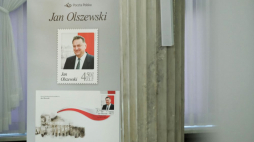 Znaczek pocztowy z wizerunkiem Jana Olszewskiego zaprezentowany podczas konferencji „Polski program niepodległościowy: geneza i przyszłość” w Sejmie. Fot. PAP/M. Marek