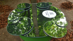 Warszawa, 29.06.2022. Instalacja pt. „Grające drzewo”, towarzysząca platformie multimedialnej pendereckisgarden.pl, zainaugurowana w Łazienkach Królewskich. Fot. PAP/R. Pietruszka 