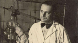 Tadeusz Pankiewicz na zapleczu swojej Apteki „Pod Orłem”. Ok. 1941 r. Źródło: Wikimedia Commons