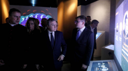 Wicepremier, minister kultury i dziedzictwa narodowego Piotr Gliński (C) podczas uroczystego otwarcia Panteonu Górnośląskiego w podziemiach katowickiej katedry. Fot. PAP/T. Wiktor