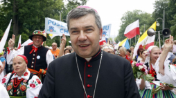 Biskup pomocniczy łowicki Wojciech Osial (C) wśród uczestników 367. Pieszej Pielgrzymki Łowickiej na Jasną Górę. Fot. PAP/W. Deska
