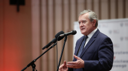 Wicepremier, minister kultury i dziedzictwa narodowego Piotr Gliński na uroczystości jubileuszu 40-lecia Państwowej Szkoły Muzycznej im. Ludomira Różyckiego w Myślenicach. Fot. PAP/Ł. Gągulski