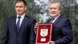 Wicepremier, minister kultury i dziedzictwa narodowego Piotr Gliński (P) otrzymał klucze do miasta z rąk burmistrza Arkadiusza Śliwy (L) podczas obchodów Święta miasta Sulejówka – Dni Marszałka w Muzeum Józefa Piłsudskiego w Sulejówku. Fot. PAP/P. Supernak