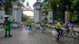 Start rajdu rowerowego "Poznaj Polskę-Rowerowo" w Kozłówce. Fot. PAP/W. Jargiło
