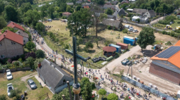 Układanie kwiatowych dywanów przez mieszkańców parafii w Spycimierzu. 16.06.2022. Fot. PAP/G. Michałowski