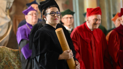 Wrocław, 01.06.2022. Pisarka Olga Tokarczuk (L) odebrała doktorat honoris causa Uniwersytetu Wrocławskiego w Auli Leopoldyńskiej UWr. Fot. PAP/M. Kulczyński