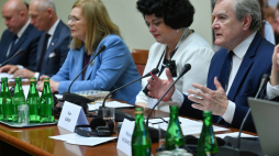 Wicepremier, minister kultury i dziedzictwa narodowego Piotr Gliński (P), posłanka PiS Barbara Dziuk (2P) i wicemarszałek Sejmu Małgorzata Gosiewska (3P) podczas otwarcia konferencji „Uniwersytety ludowe wobec wyzwań współczesności” w Nowym Domu Poselskim w Warszawie. Fot./P. Nowak