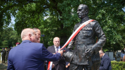 Prezes Instytutu Pamięci Narodowej Karol Nawrocki (2L) oraz wicewojewoda małopolski Ryszard Pagacz (L) podczas uroczystości odsłonięcia pomnika gen. Bolesława Wieniawy-Długoszowskiego na cmentarzu Rakowickim w Krakowie. Fot. PAP/Ł. Gągulski